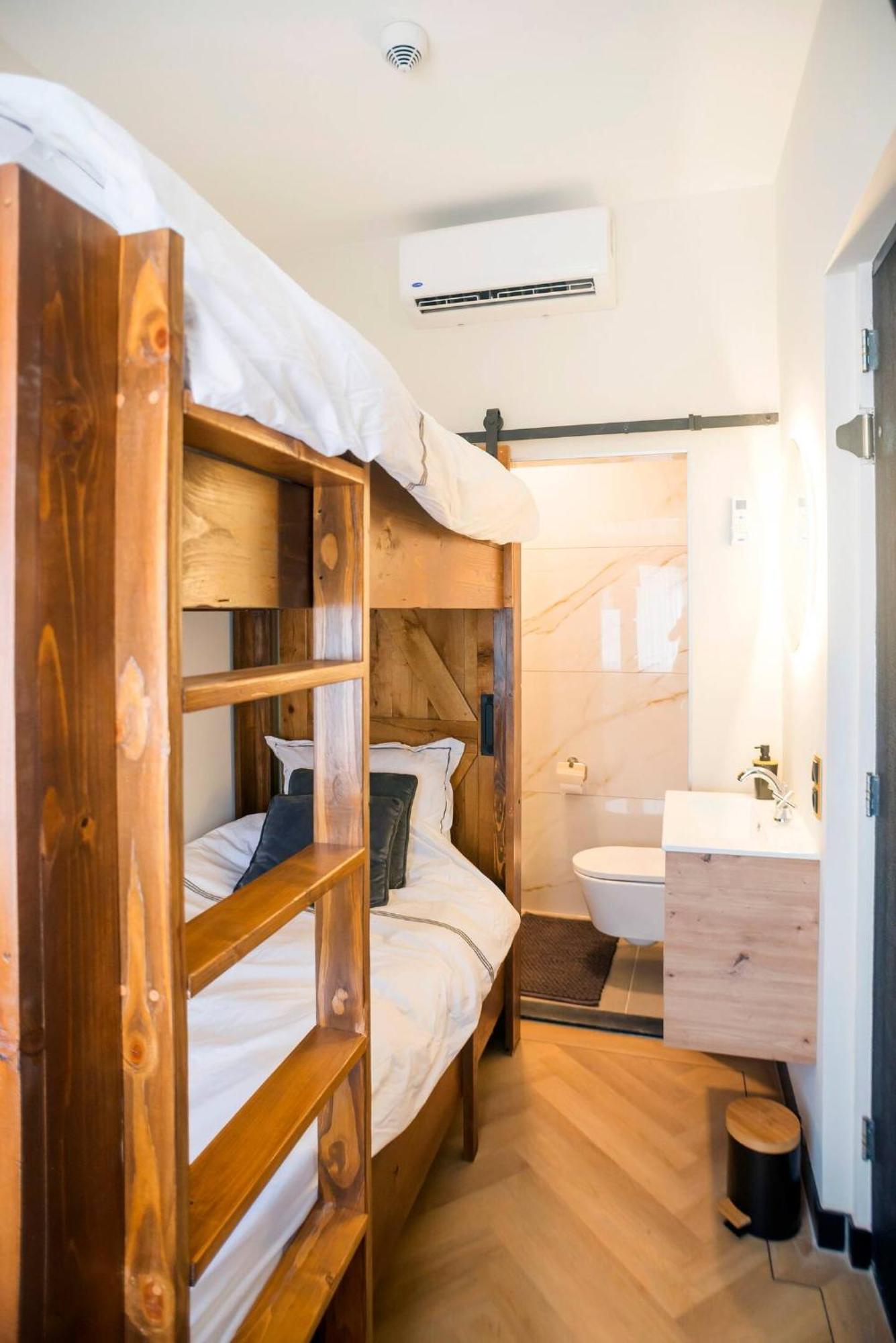 Petite Room With Wifi, Ac, And Shared Kitchen Tilburg Eksteriør billede